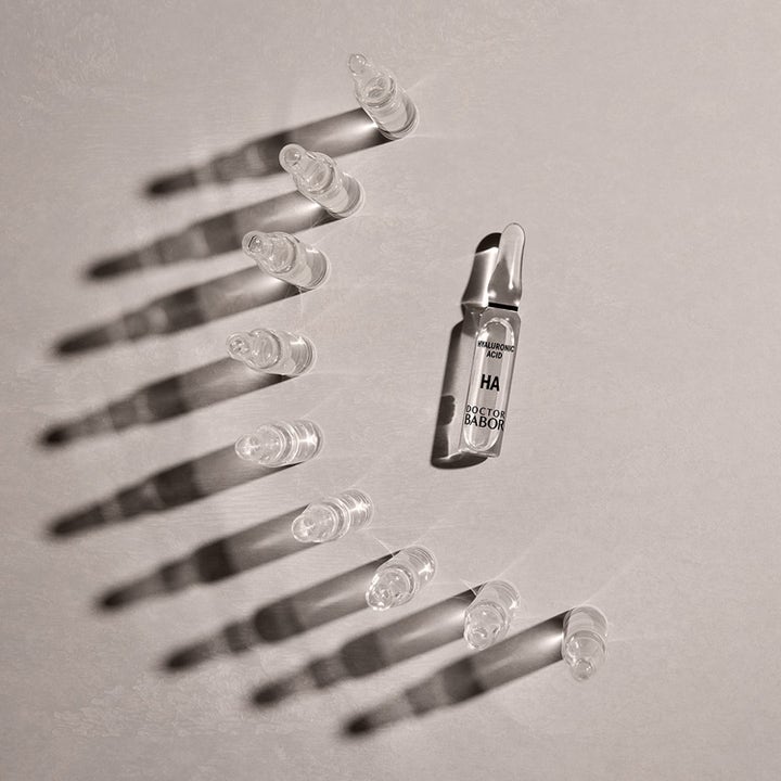 Babor DOC 10D Hyaluronic Acid Ampoule 14 ml serum ampuller i glas arrangeret i en bue med lange skygger