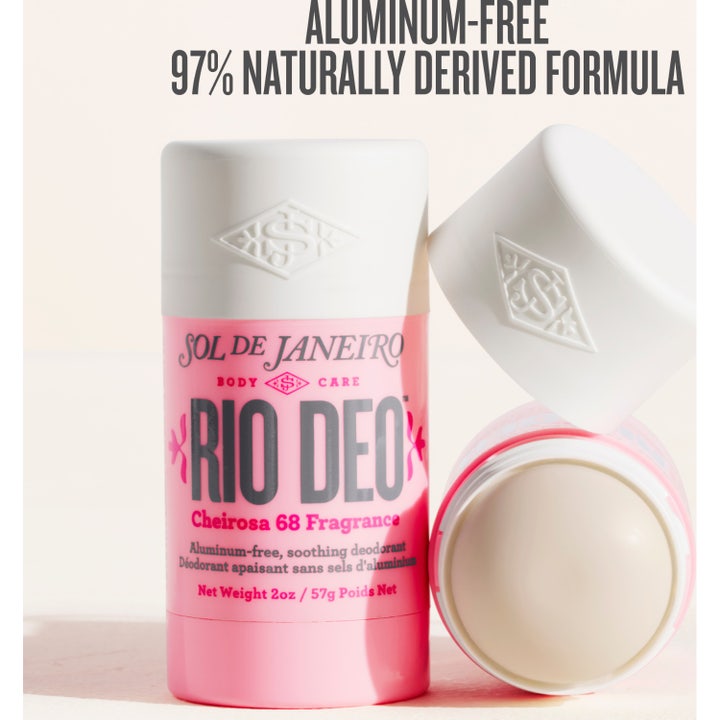 Sol de Janeiro Rio Deo 68 57 ml aluminiumsfri deodorant stick i pink hylster vist åben i et lyst badeværelse.