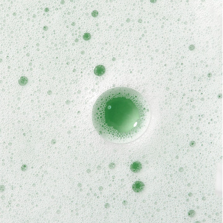 Caudalie Vinoclean Instant Foaming Cleanser 150 ml rengøringsskum giver en luftig hvid tekstur med små grønne bobler