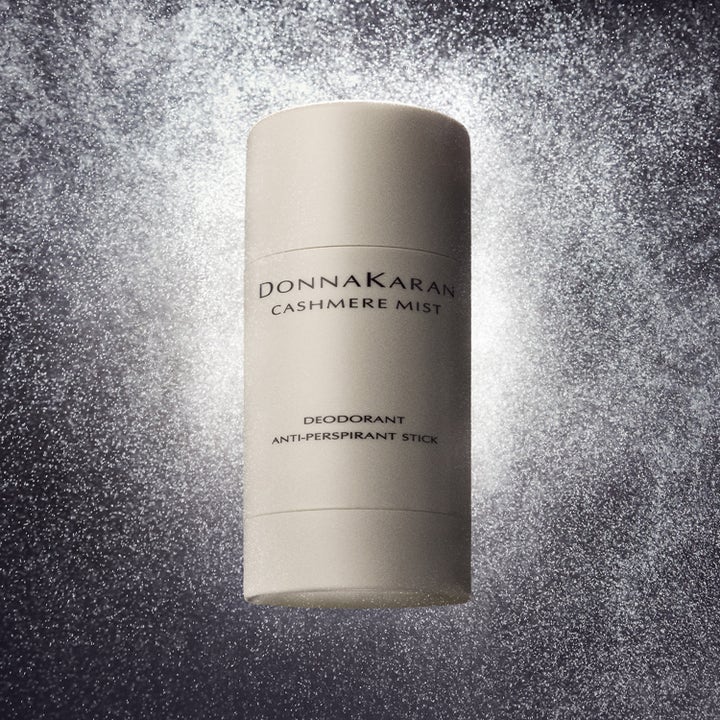 Donna Karan Cashmere Mist 50 ml anti-perspirant deostick giver friskhed i beige hylster mod en glitrende baggrund