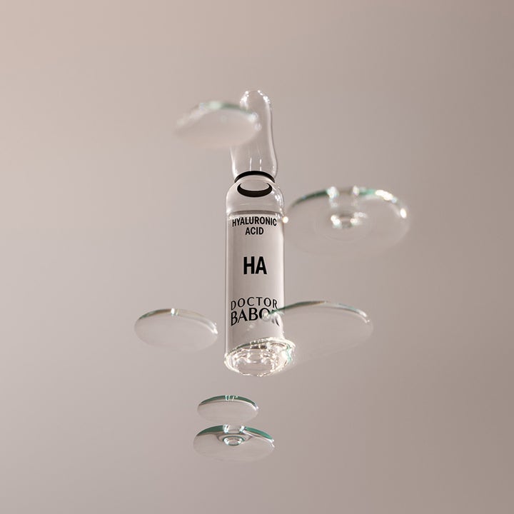 Babor DOC 10D Hyaluronic Acid Ampoule 14 ml serum i glasampul omgivet af svævende vanddråber