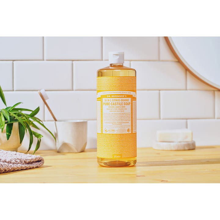 Dr. Bronner's Pure Castile Liquid Soap Citrus-Orange 945 ml opfriskende håndsæbe i badeværelsesmiljø på træbord