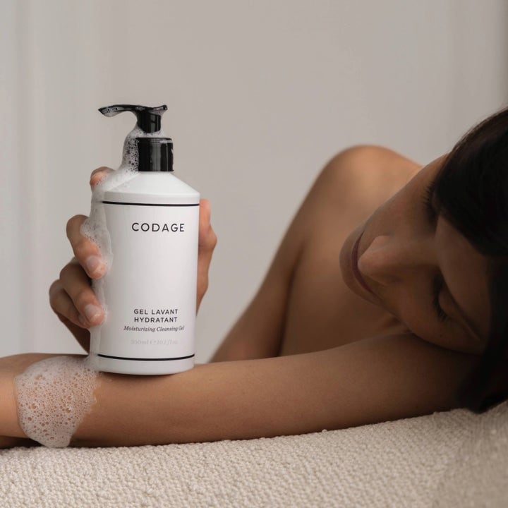Codage Paris The Moisturizing Cleansing Gel Body 300 ml fugtgivende bodywash i hvid pumpeflaske med skum mod bar hud