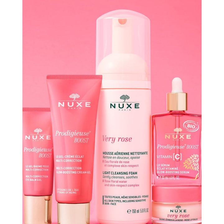 Nuxe Créme Prodigieuse Boost 40 ml dagcreme giver glød i lyserød tube vist med andre Nuxe hudplejeprodukter