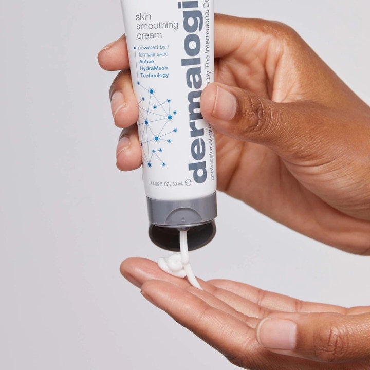 Dermalogica Skin Smoothing Cream 100 ml fugtgivende dagcreme viser hvid cremetekstur der trykkes ud på en hånd.