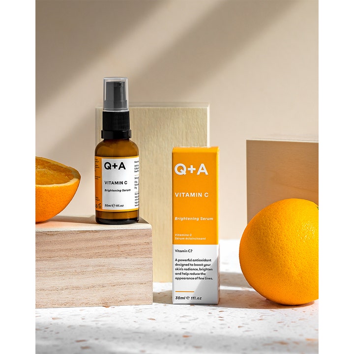 Q+A Vitamin C Brightening Serum 30 ml lystgivende serum i brun glasflaske vist med gul æske og friske appelsiner