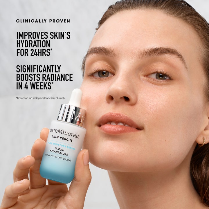 bareMinerals Skin Rescue Pure Moisture Serum 30 ml fugtgivende serum med 1% PGA i pipetteflaske holdes af en model.