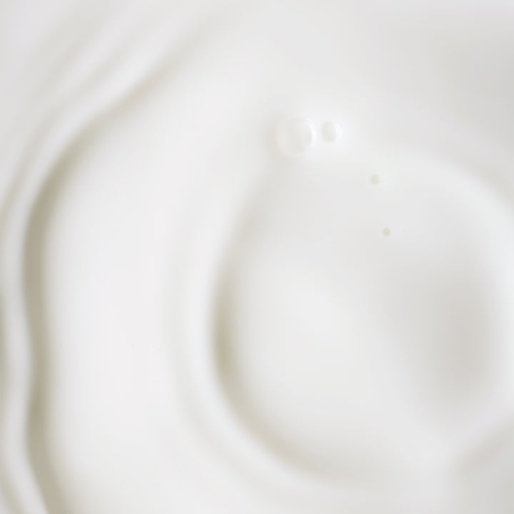 KORA Organics Plant Stem Cell Retinol Alternative Serum 10 ml ansigtsserum med cremet hvid tekstur og bløde krusninger