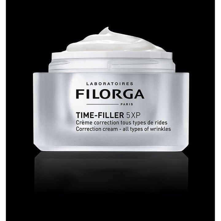 Filorga Time-Filler 5XP korrigerende ansigtscreme mod rynker i krukke af frostet glas med hvid fyldig tekstur