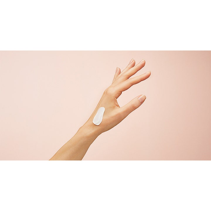 NIVEA Cellular Filler Elasticity Reshape Day Cream 50 ml opstrammende dagcreme med cremet tekstur på en hånd