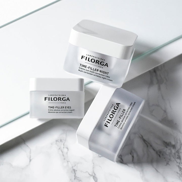Filorga Anti-Wrinkle Night Time Set anti-age ansigtscremer i hvide krukker på marmorbaggrund