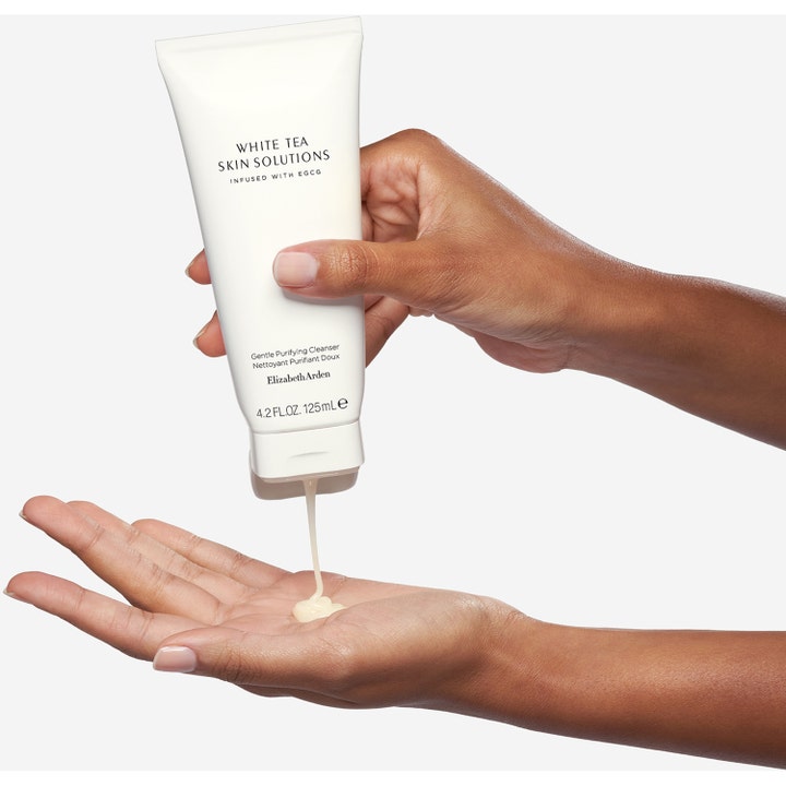 Elizabeth Arden White Tea Purifying Cleanser 125 ml mild ansigtsvask i hvid tube der doserer cremet gel i en hånd.