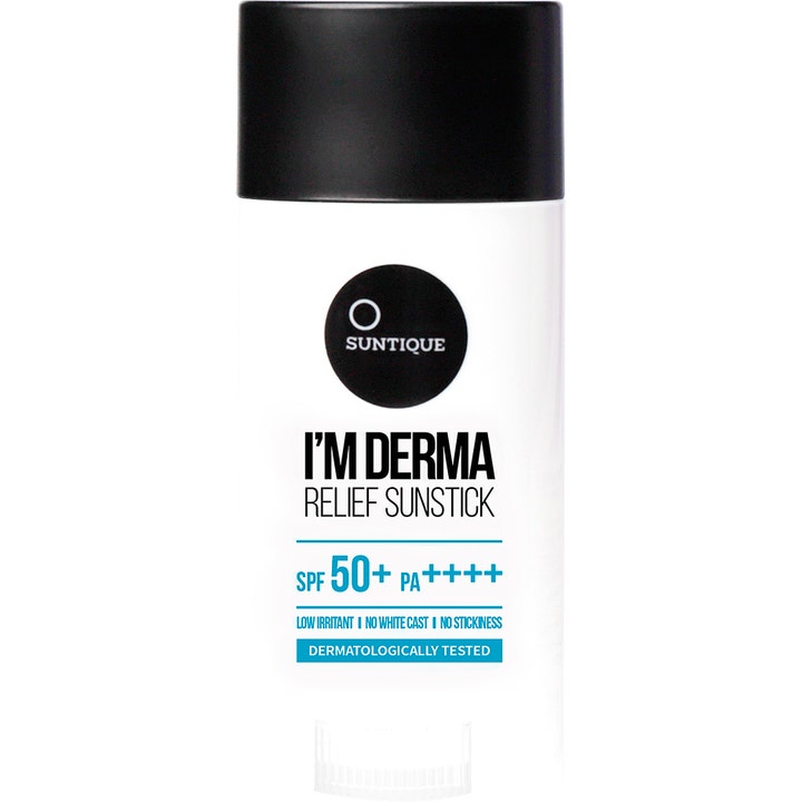 Suntique I'M DERMA RELIEF SUNSTICK SPF 50+ beroligende solstift i hvid beholder med sort låg og blå tekst