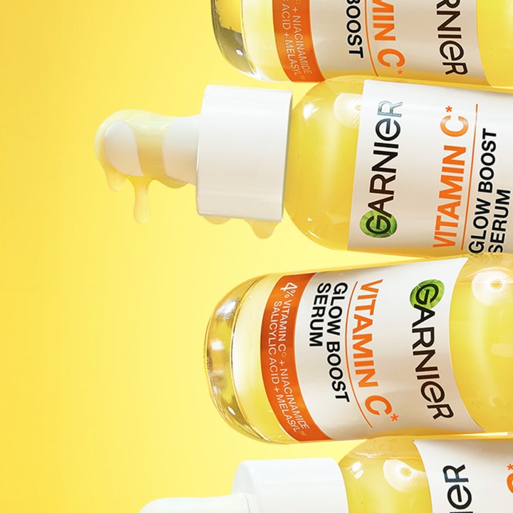 Garnier SkinActive Vitamin C Glow Boost Serum 30 ml viser påføring i tre trin for en sund hud med masser af glød.