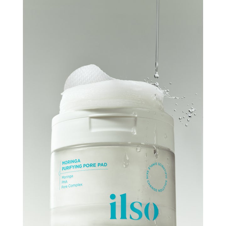 Ilso Moringa Purifying Pore Pad 160 ml ansigtsmaske med en stak hvide pads og vanddråber på en krukke