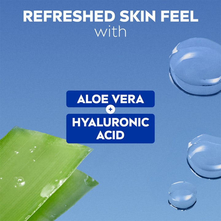 NIVEA Refreshing Cleansing Wipes 25 stk i en hudplejerutine med ansigtscremer mod en blå himmelbaggrund