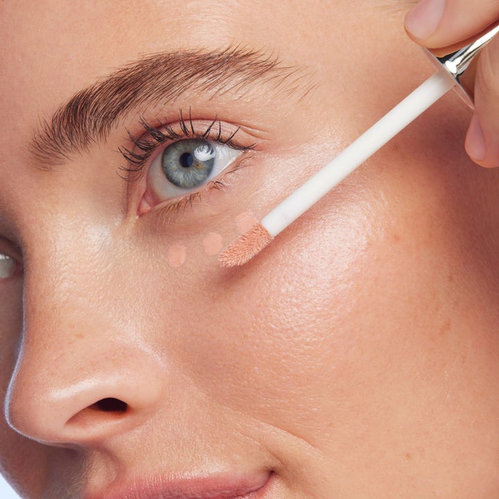 Nuxe Merveillance Lift Eye-Lighter Serum 12 ml påføres under øjet med en blød applikator for et løftet blik.