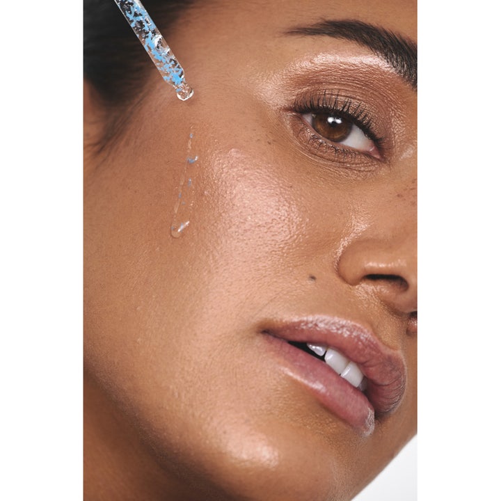 MASHH Gentle Moist Serum 30 ml fugtgivende ansigtsserum påføres med pipette på huden for en strålende glød