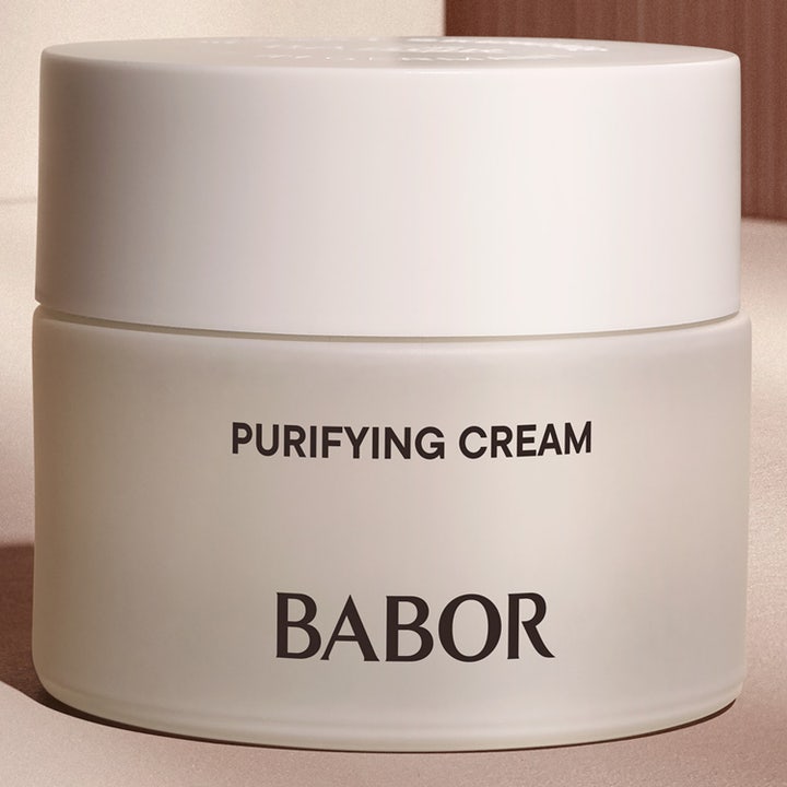 Babor Purifying Cream 50 ml dagcreme i frostet glaskrukke på hvide podier med en matchende maske og vase.