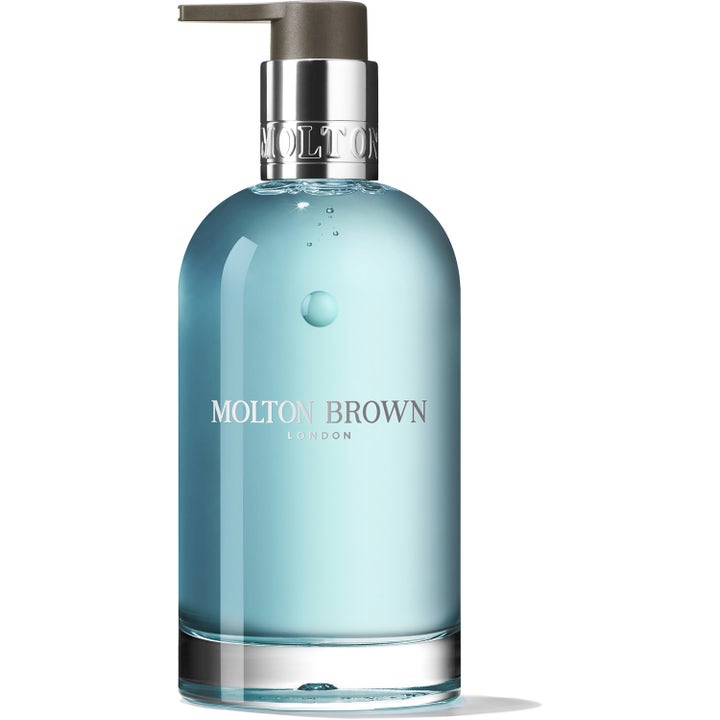 Molton Brown Coastal Cypress & Sea Fennel 300ml plejende håndsæbe med blå gel og sølvfarvet pumpe.