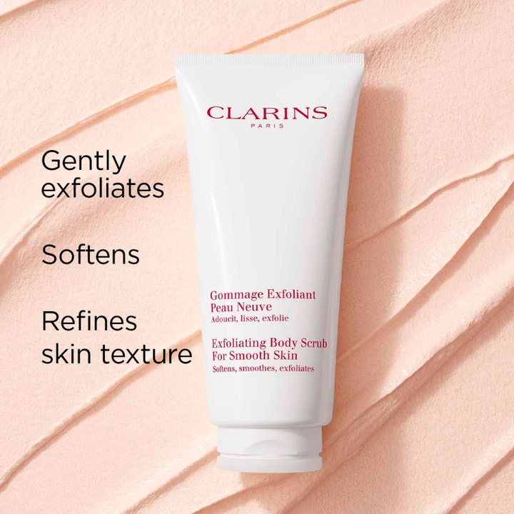 Clarins Exfoliating Body Scrub 200 ml blødgørende bodyscrub i hvid tube på en cremet lyserød tekstur