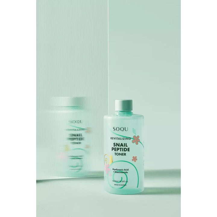 SOQU Snail Peptide Toner 500 ml fugtgivende ansigtsvand i gennemsigtig mintgrøn flaske med blomsterprint