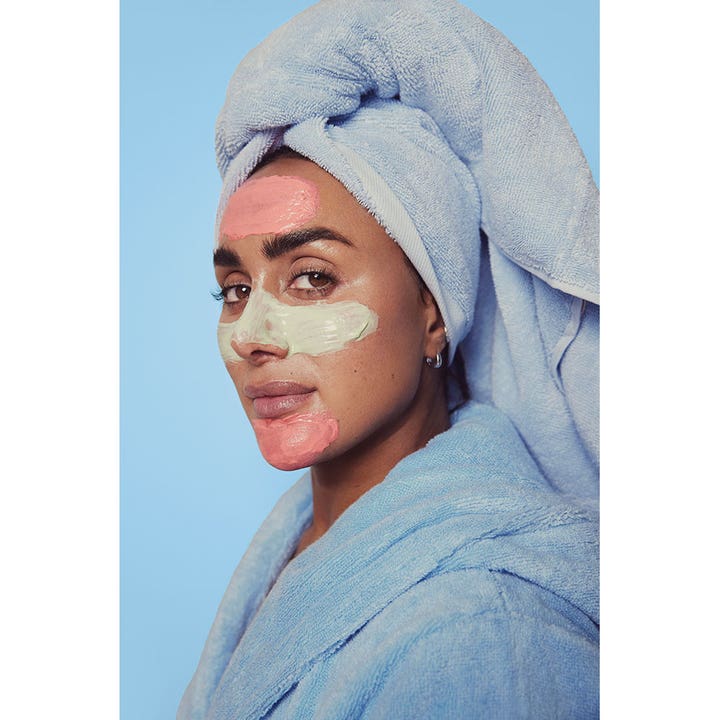 MASHH Pink Repair Moisture Mask 100 ml fugtgivende ansigtsmaske påført en kvinde i blå badekåbe