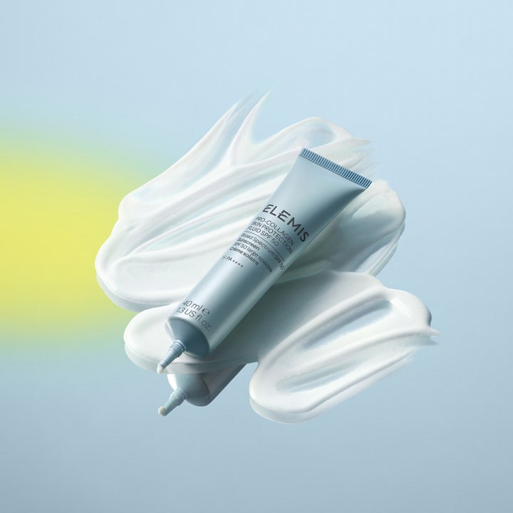 Elemis Pro-Collagen Skin Protection Fluid SPF 50 40 ml solcreme til ansigtet på cremet hvid tekstur og lyseblå tube.