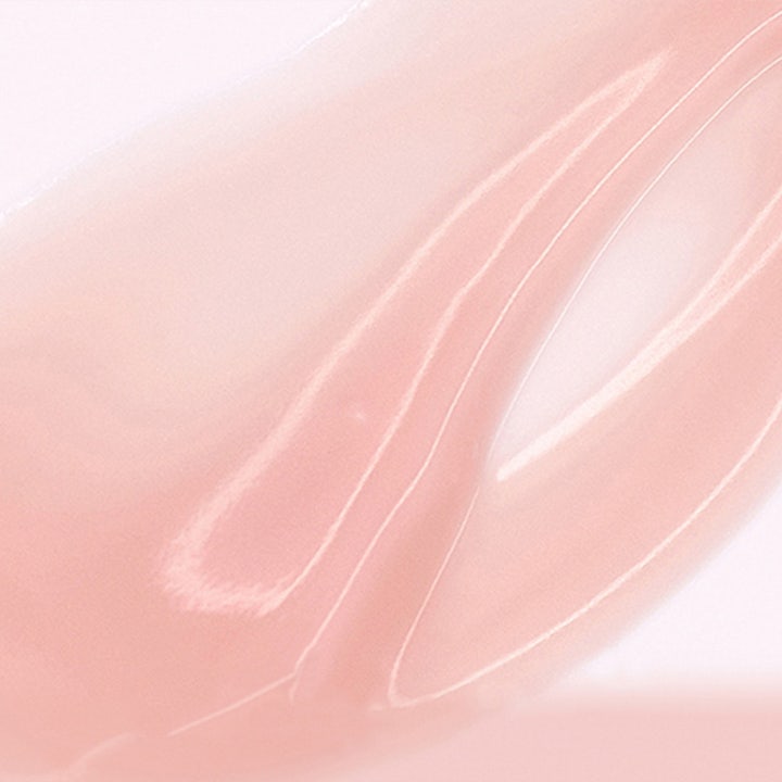 MÁDARA SOS Eye Revive Hydra Cream & Mask 20 ml fugtgivende øjencreme viser en blød lyserød cremetekstur med glans.