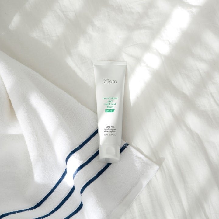 Make Prem Safe Me Relief Moisture Cleansing Foam 150 ml fugtgivende ansigtsrens pH 5.5 i hvid tube på hvidt sengetøj