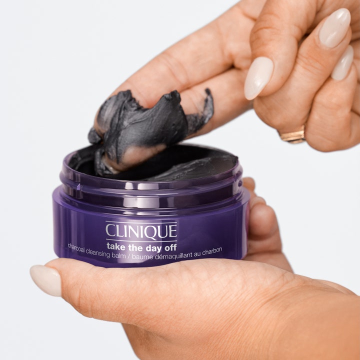 Clinique Take The Day Off Charcoal 125 ml detox ansigtsrengøring i lilla krukke med cremet sort kultekstur