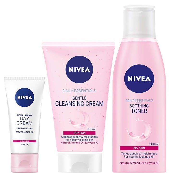 Nivea Daily Essentials hudplejesæt til tør hud med fugtgivende dagcreme, rensecreme og toner i lyserød emballage.