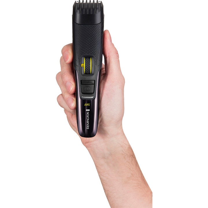 Remington MB5000 Style Series Beard Trimmer B5 i hånden til præcis skægpleje med gult zoomhjul.