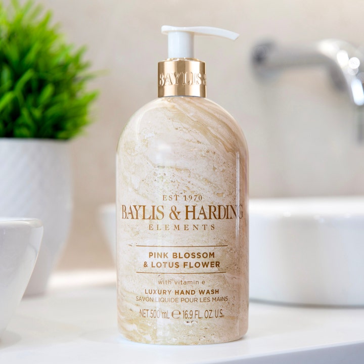 Baylis & Harding Elements Pink Blossom & Lotus Flower 500 ml håndtvæbe i marmoreret flaske med guldpumpe.