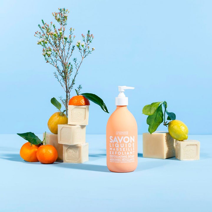 Compagnie de Provence Exfoliating Liquid Marseille Soap 495 ml håndsæbe med citrusfrugter og faste sæbeblokke