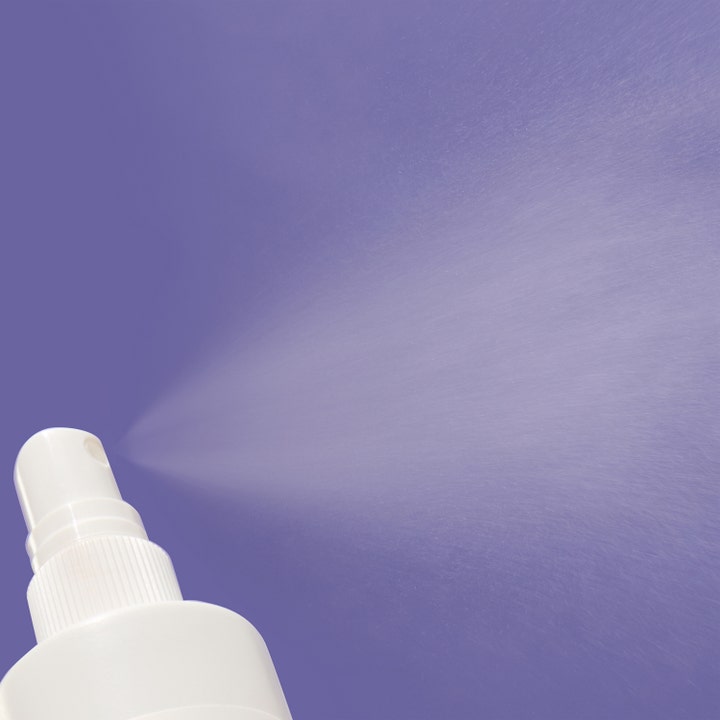 Mario Badescu Repairing Facial Spray 118 ml reparerende ansigtsmist der sprayer en fin tåge mod lilla baggrund