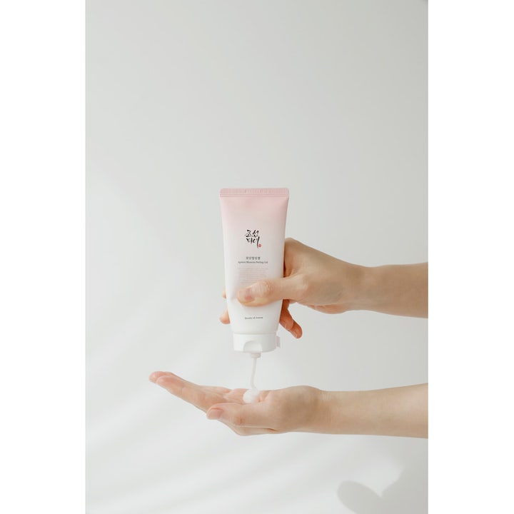 Beauty of Joseon Apricot Blossom Peeling Gel 100 ml blødgørende ansigtspeeling i lyserød tube med cremet tekstur.