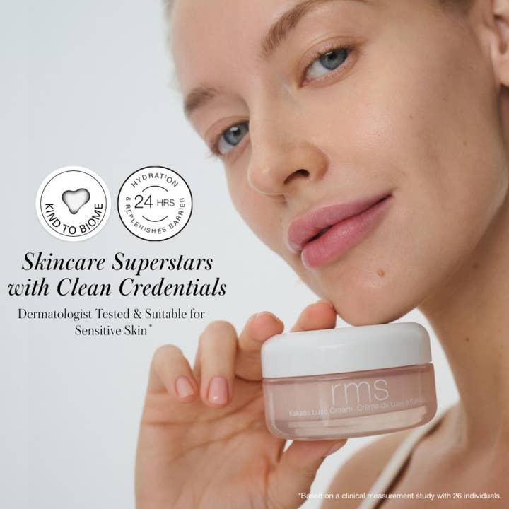 RMS Beauty Kakadu Luxe Cream 50 ml fugtgivende dagcreme til sensitiv hud i glaskrukke holdt af en kvinde