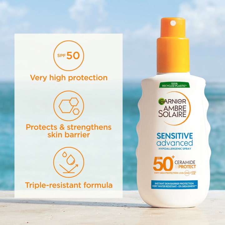 Garnier Ambre Solaire Sensitive Advanced 150 ml solcreme SPF 50 sprayflaske med ceramide protect mod strandbaggrund
