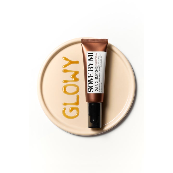Some By Mi Galactomyces Glutathione Brightening Cream 40 ml giver glød i bronze tube ved siden af GLOWY geltekst.
