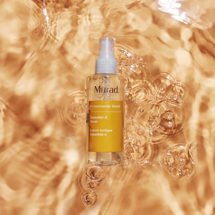 Murad Environmental Shield Essential-C Toner 180 ml opfriskende ansigtsvand i sprayflaske i gyldent vand