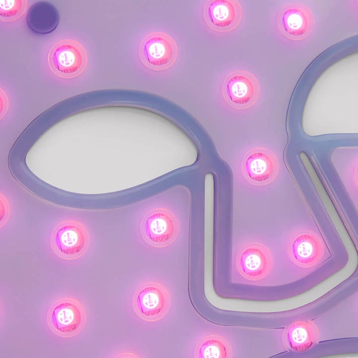 Currentbody Skin Anti-Blemish LED Face Mask lilla silikonemaske med lysende lyserøde LED-pærer mod urenheder