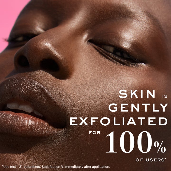 Nuxe Very Rose Gentle Face Scrub 75 ml eksfolierer huden vist på ansigt med tekst om 100 % tilfredshed.