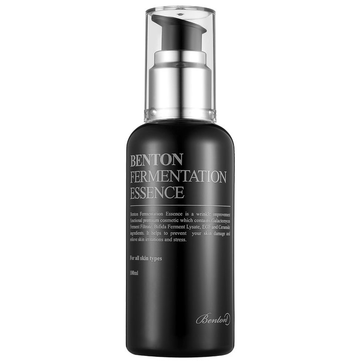 Benton Fermentation Essence 100ml opstrammende ansigtssessens i en sort flaske med sølvfarvet pumpe og klart låg