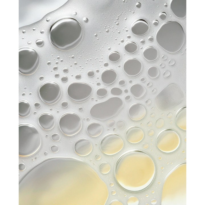 MANTLE The Nourishing Body Wash 250 ml fugtgivende kropsvask med en nærende tekstur af gyldne oliedråber og bobler.