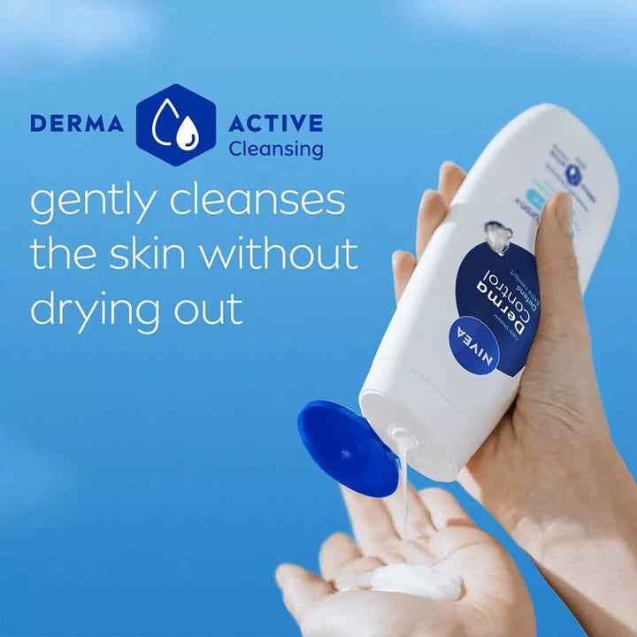 NIVEA Derma Control Defend Shower 250 ml i hvid flaske der hælder en cremet tekstur ud i en hånd