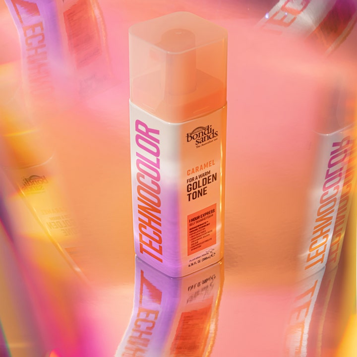 Bondi Sands Technocolor Self Tanning Face Serum Caramel 50 ml selvbruner i hvid flaske med orange låg og pink skær.