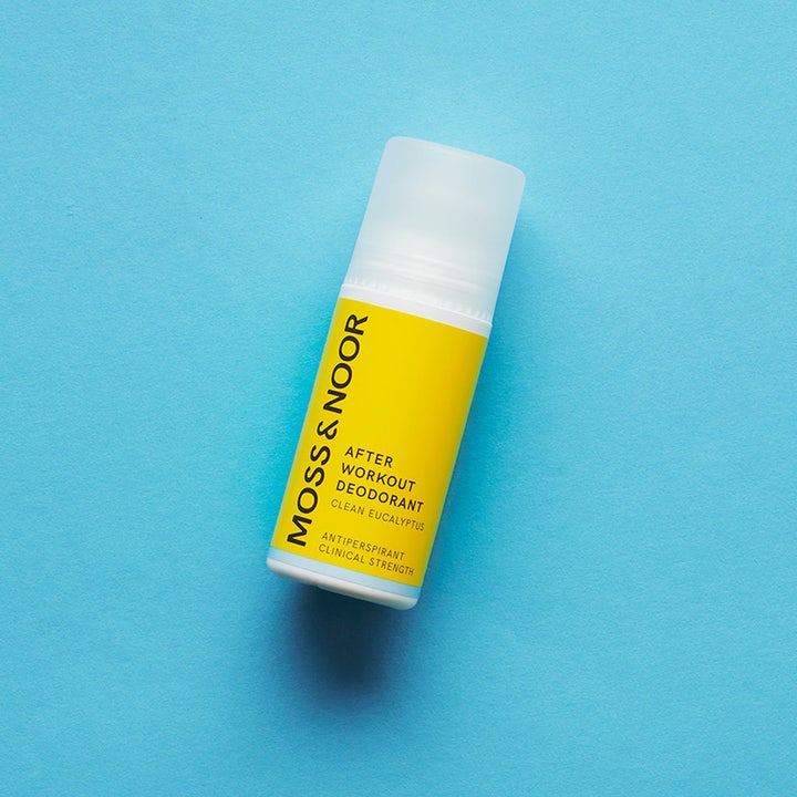 Moss & Noor After Workout Deodorant Clean Eucalyptus 60 ml antiperspirant med gul etiket på blå baggrund