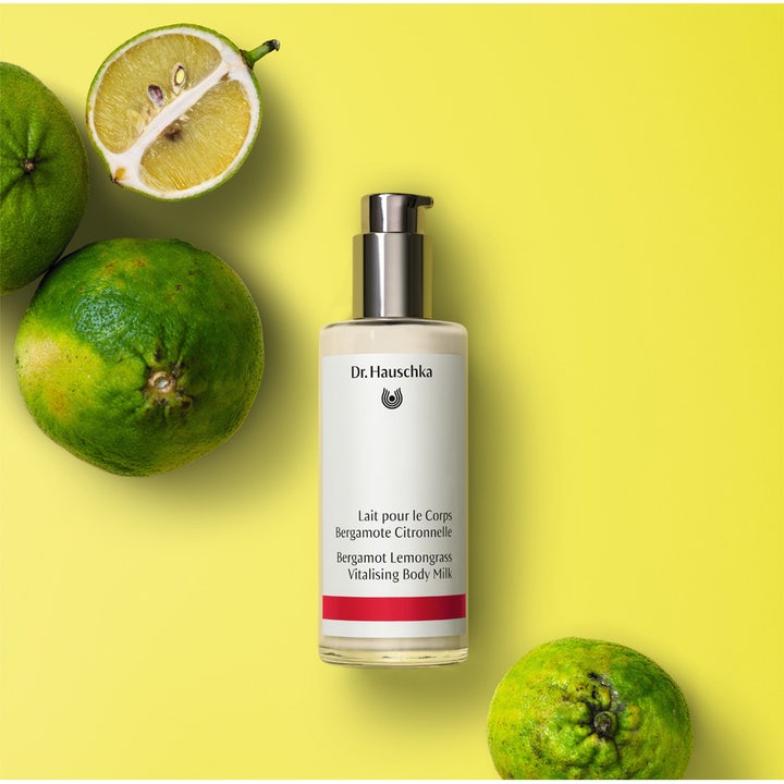Dr. Hauschka Bergamotte Lemongrass Vitalising Body Milk 145 ml vitaliserende kropspleje med citrusfrugter på gul baggrund