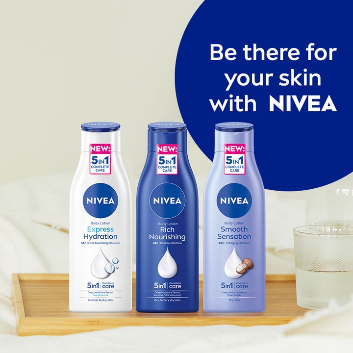 NIVEA Rich Nourishing Body Lotion 400 ml fugtgivende hudpleje med tre flasker på en træbakke og 5in1 care tekst